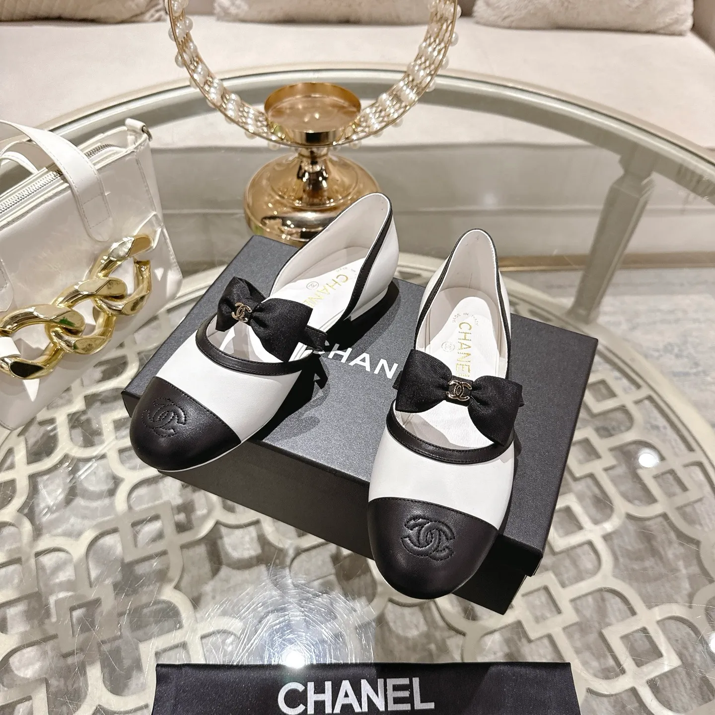 👟👟Ex-factory price 560👟👟 Leather surface [purchasing-grade quality] CHANEL Xiaoxiang 25/A new summer bow-tie shoes 💃 This pair of loafers is really breathtakingly beautiful! Made of cowhide fabric + imported mesh, every detail exudes a sense of high-end ~ classic bow design, Italian genuine leather sole, comfortable and classy on the feet, a perfect must-have for fairies!  🌟 All counters are from the same source! All materials are customized according to the original 1:1, and are developed and patterned from genuine products. The quality is absolutely assured ~ a classic that must be bought every year, a versatile artifact that looks great whether paired with skirts or jeans!  💖 The perfect finishing touch for summer outfits, sisters, just do it! 👉 Fabric: Imported sheepskin Lining: Imported sheepskin Outsole: Private molded outsole Code number: 35-40 (41 customized, non-returnable) Leather surface